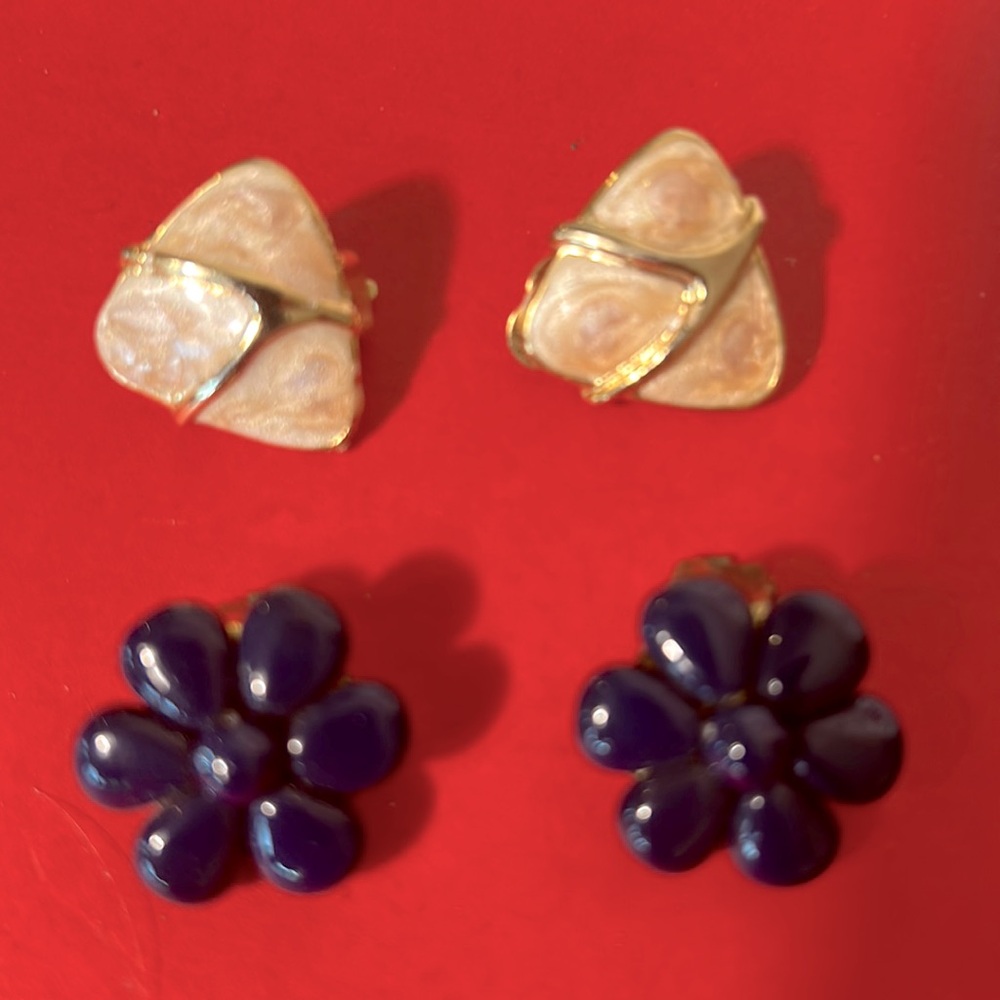 TWO PAIRS CLIP ON VINTAGE EARINGS NAVY BLUE FLOWER AND TRIANGLE STONE GOLD TONE
